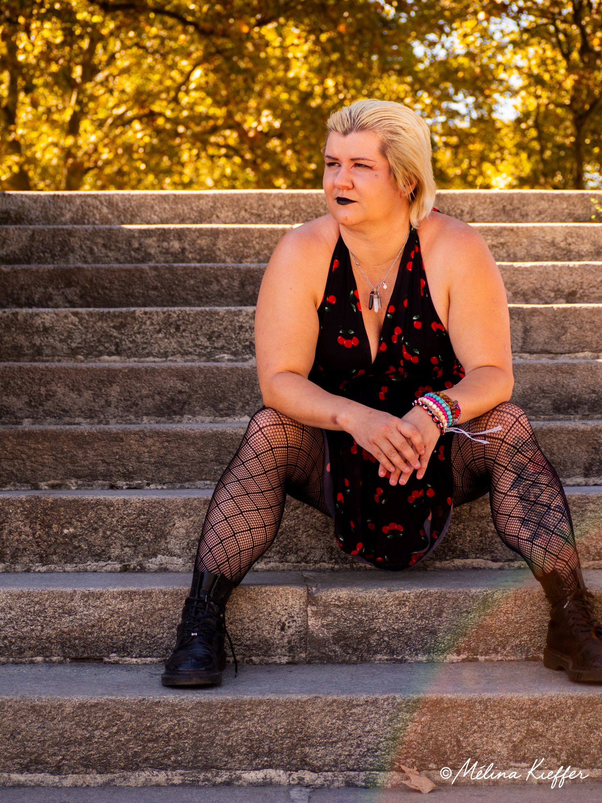 Portrait d'une jeune femme assise dans les escaliers