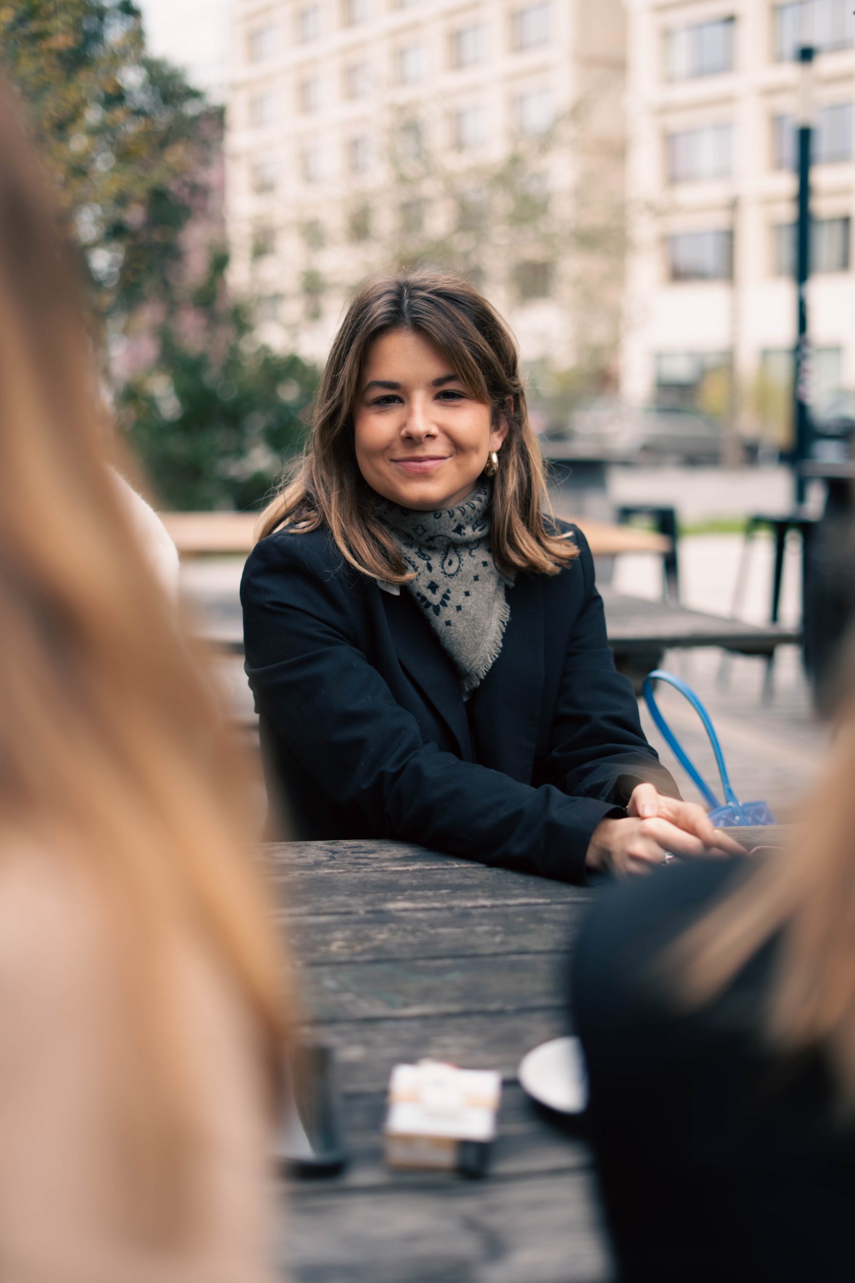 Portrait d'une jeune femme attablée