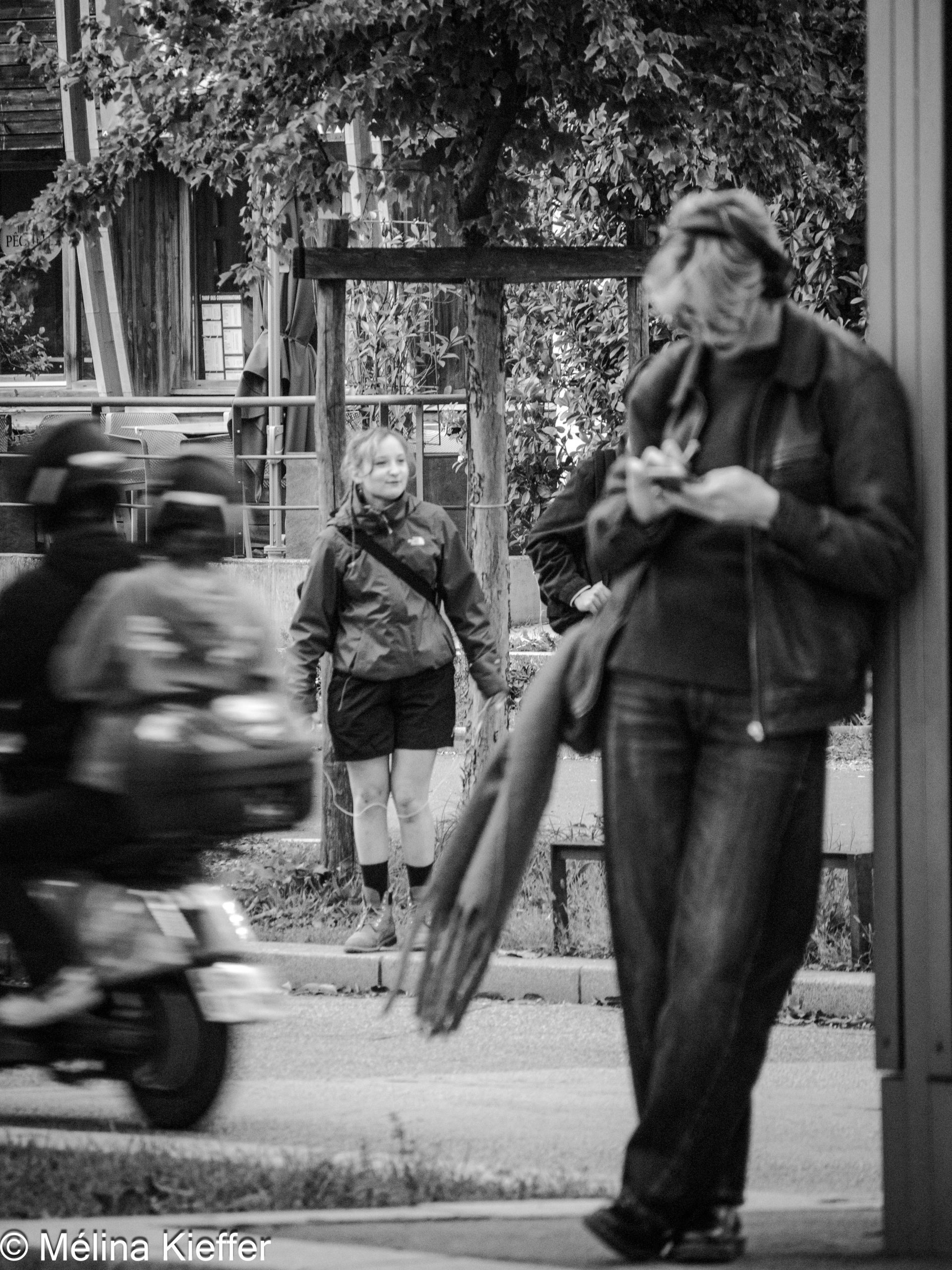 Photo d'un jeune homme dans la rue