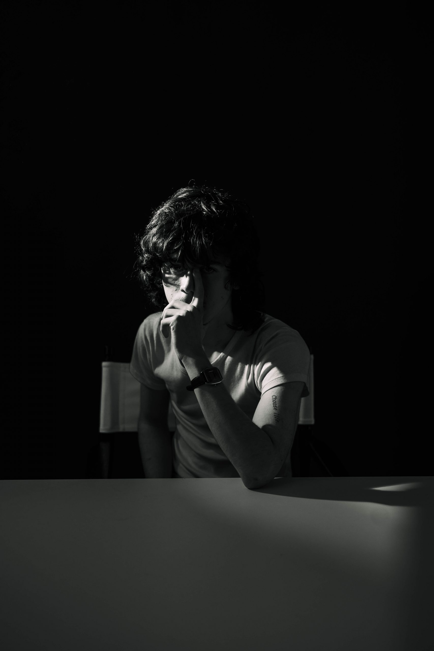 Portait d'un jeune homme en pleine réflexion