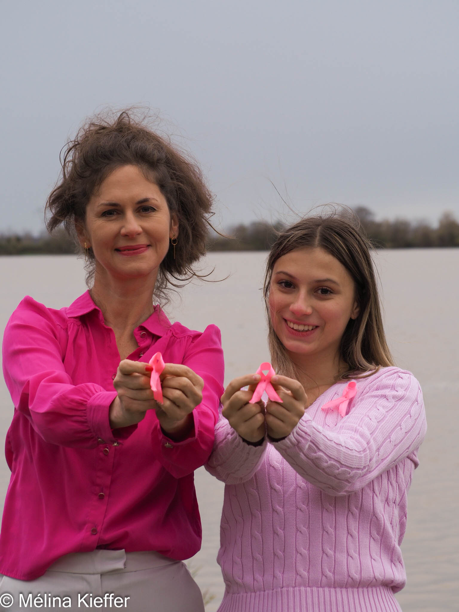 Photo de deux jeunes femmes pour le projet octobre rose