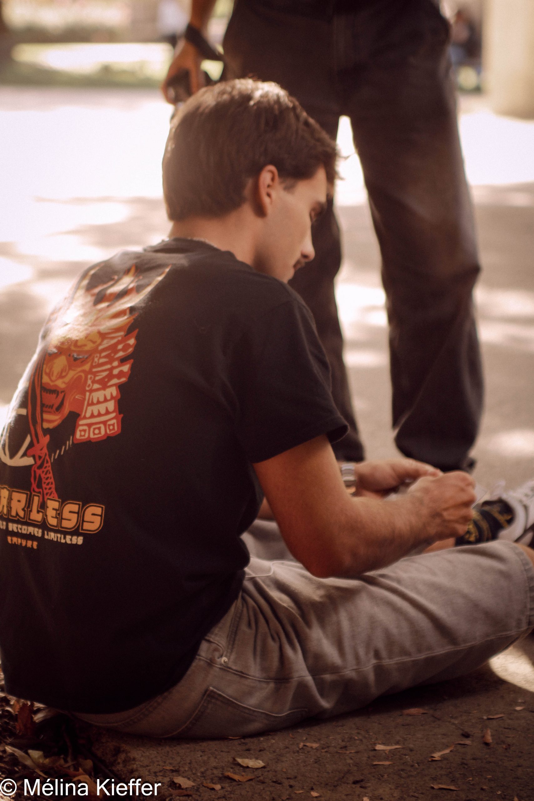 Photo street art d'un garçon sur l'instant