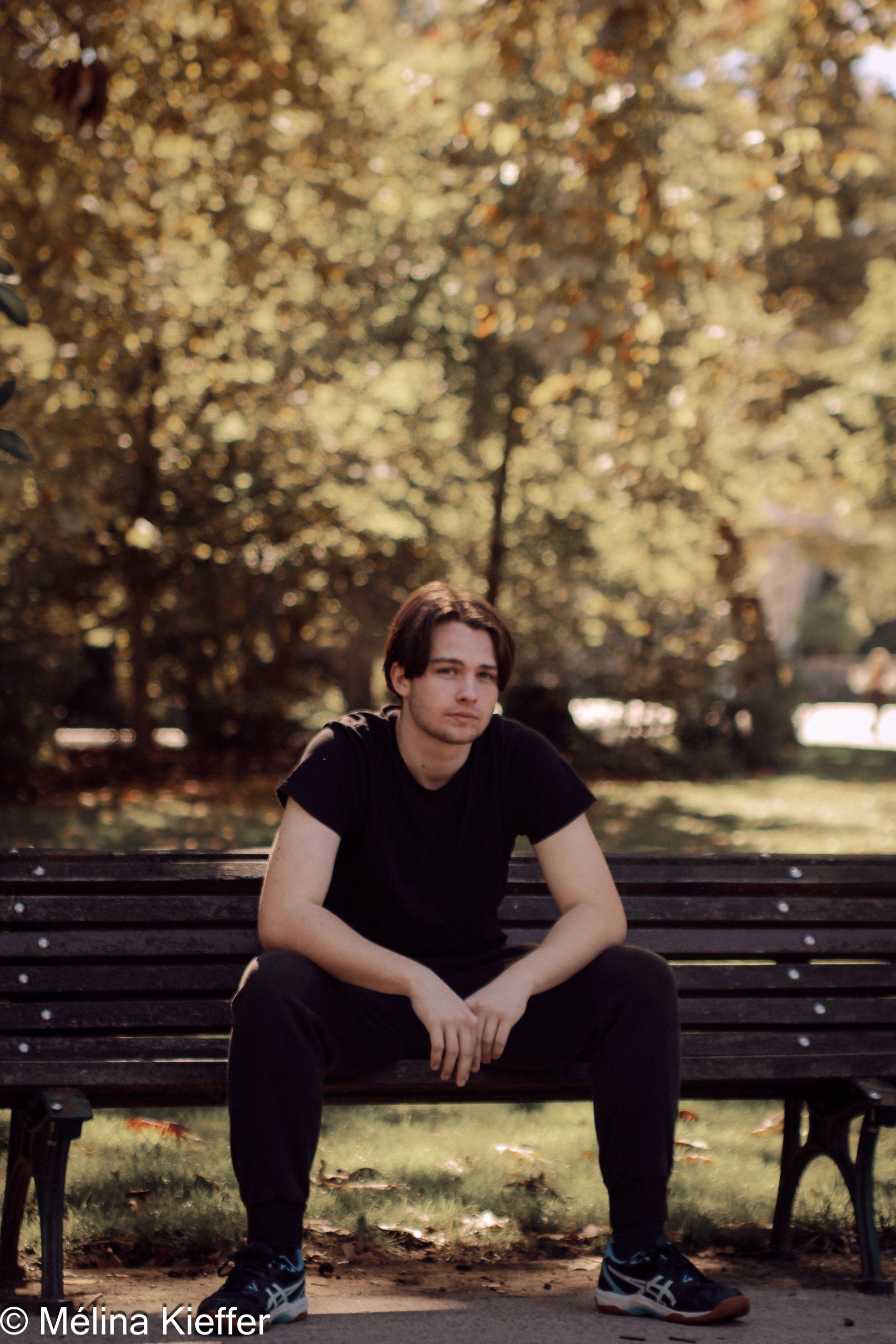 Portrait d'un jeune homme assis sur un banc